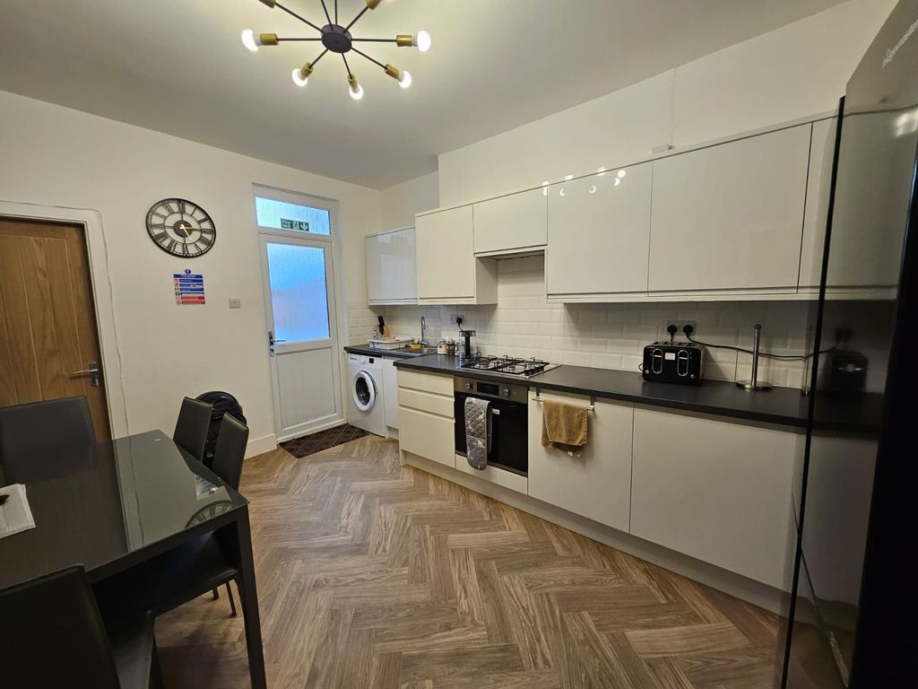 Room to rent in Room 4, 53 Bentley Road, Doncaster DN5, £477 pcm