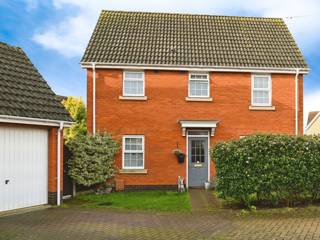 5 bed detached house for sale in Ensign Way, Diss IP22, £375,000