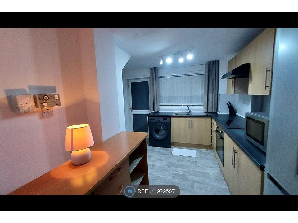 Room to rent in Neil Avenue, Irvine KA12, £800 pcm