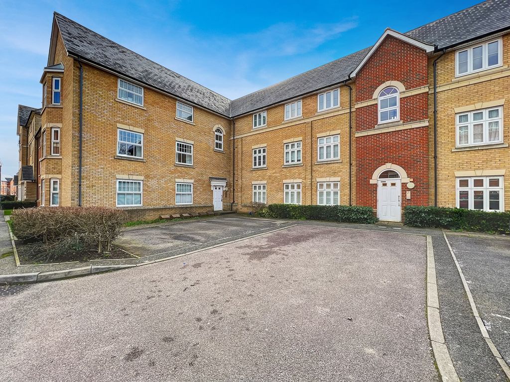 2 bed flat for sale in Malyon Close, Braintree CM7, £80,000
