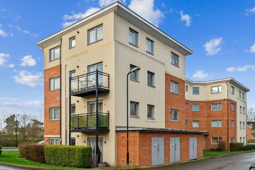 1 bed flat for sale in Denton Way, Slough SL3, £275,000