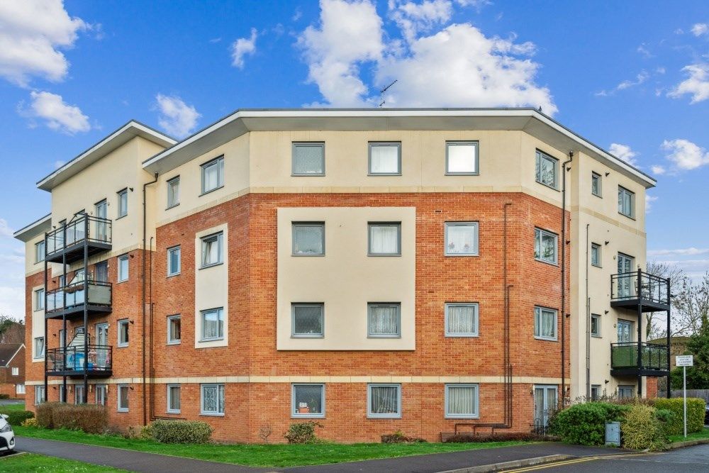 1 bed flat for sale in Denton Way, Slough SL3, £275,000