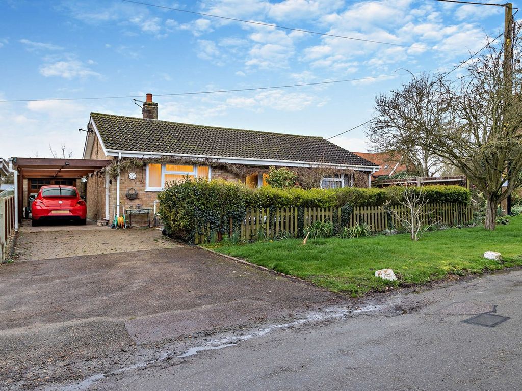 3 bed detached bungalow for sale in High Street, Tadlow, Royston SG8, £505,000