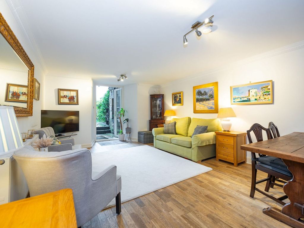 3 bed flat for sale in Heriot Row, Edinburgh EH3, £685,000