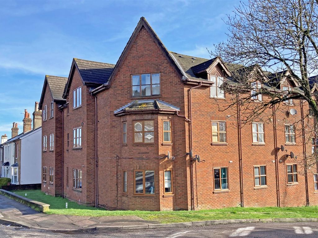 1 bed flat for sale in Wilton Road, Redhill RH1, £200,000