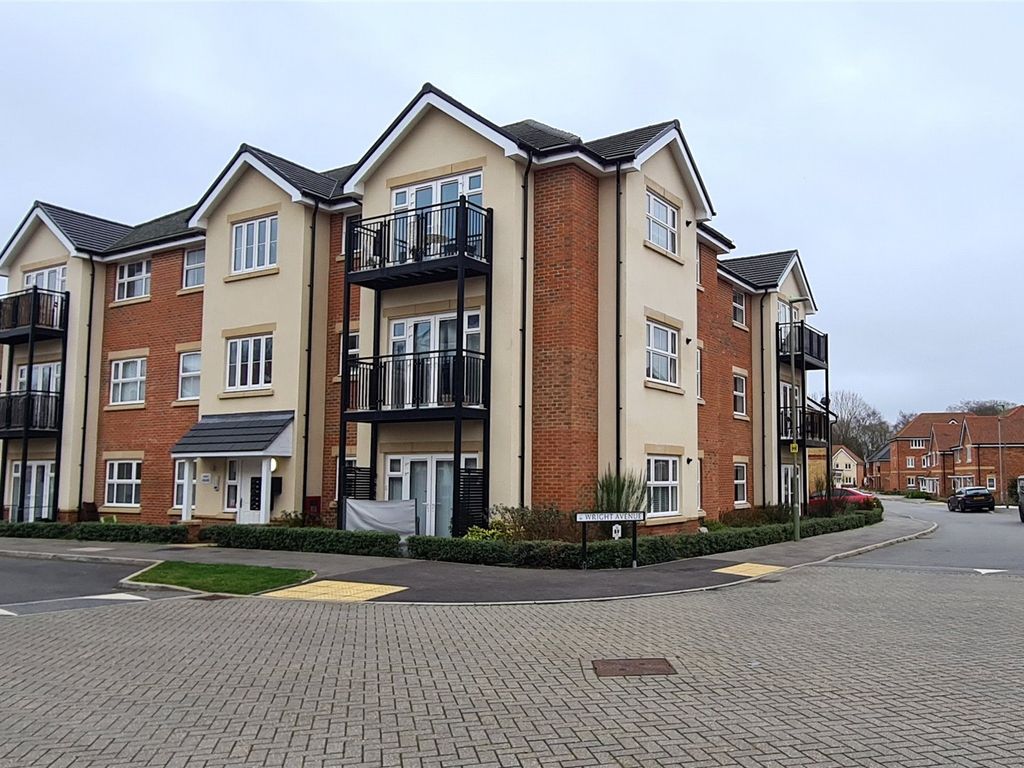2 bed flat for sale in Hurst Avenue, Blackwater, Camberley, Hampshire GU17, £176,400