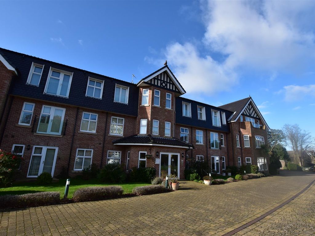 2 bed flat for sale in Barclay Mews, Cromer NR27, £225,000