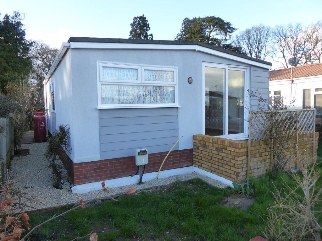 2 bed mobile/park home for sale in Loddon Court Farm Park, Beech Hill Road, Spencers Wood, Reading RG7, £139,950