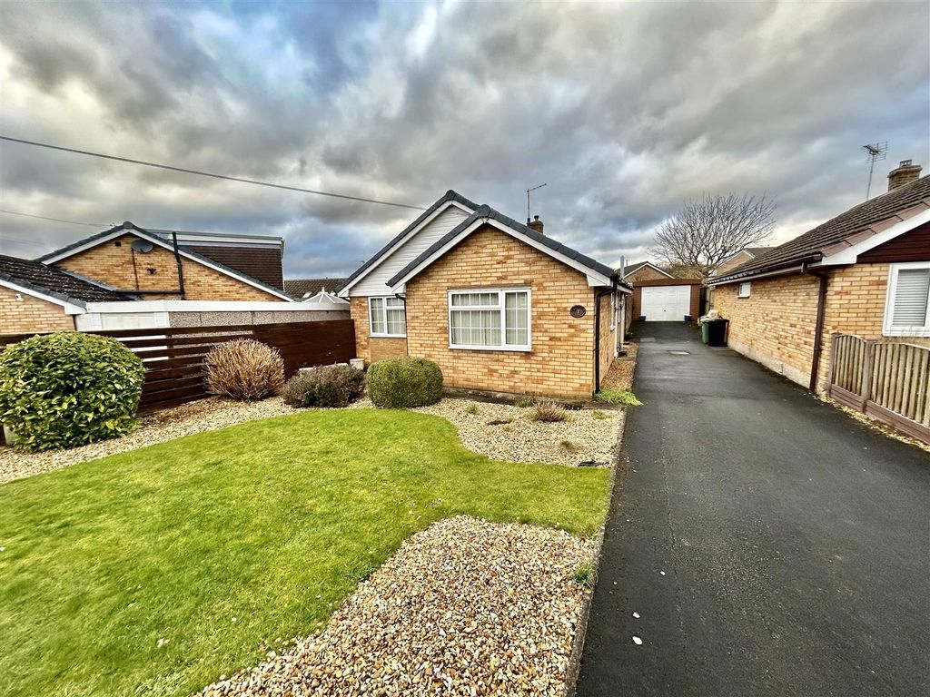 3 bed detached bungalow for sale in Parkfield Close, Kippax, Leeds LS25, £249,950