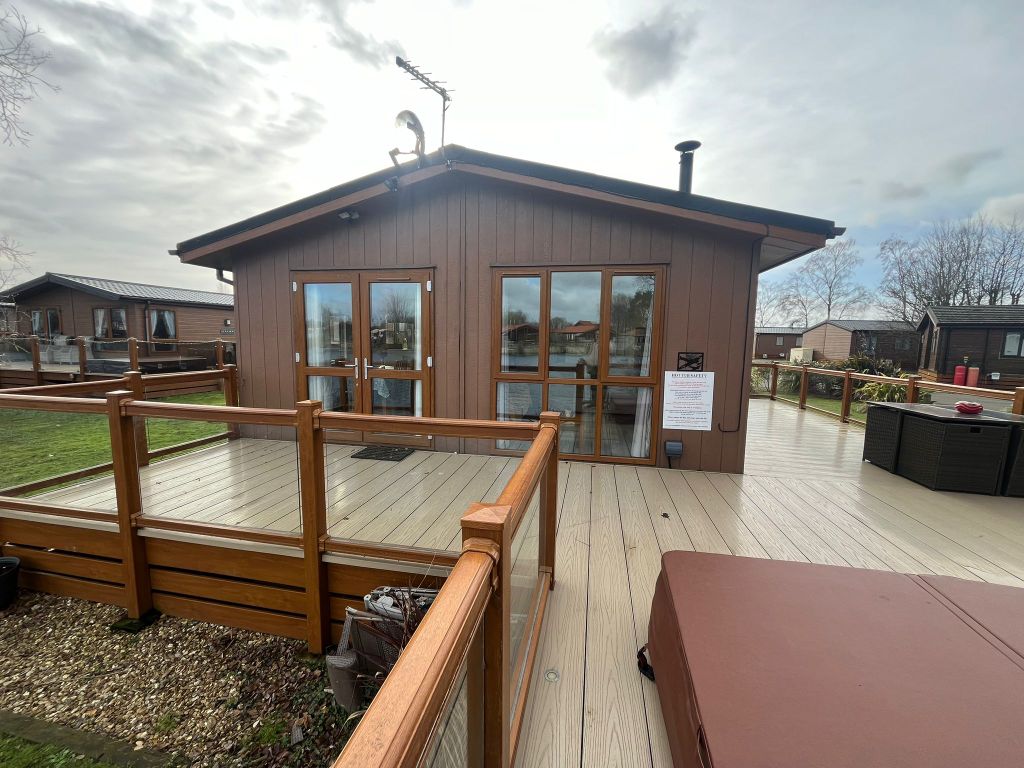3 bed mobile/park home for sale in 16 Misty Bay, Tattershall Lakes, Sleaford LN4, £150,000