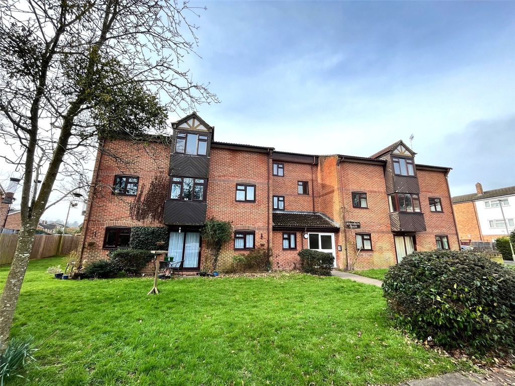 2 bed flat for sale in Sycamore Court, Long Gore, Farncombe GU7, £269,950