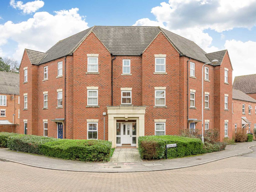 2 bed flat for sale in Colossus Way, Bletchley MK3, £92,000