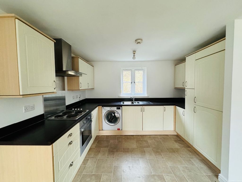 2 bed flat for sale in Clos Gwaith Dur, Ebbw Vale NP23, £120,000