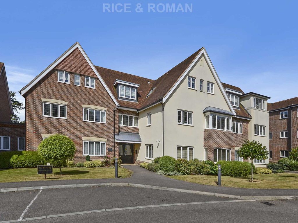 1 bed flat for sale in Ashcroft Place, Leatherhead KT22, £189,950