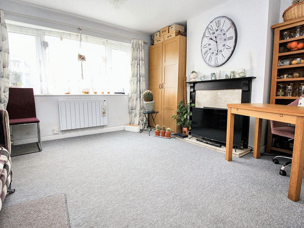 1 bed flat for sale in Thornhill Park Road, Thornhill Park SO18, £125,000
