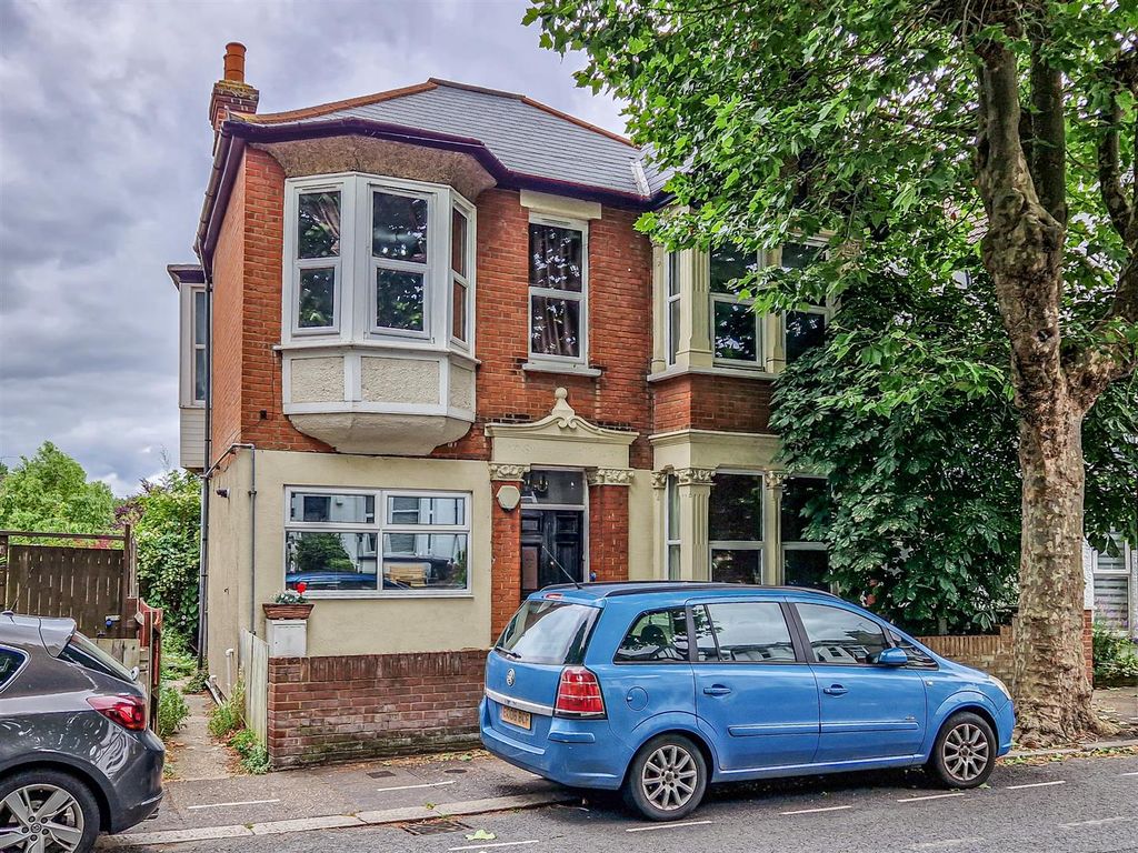 1 bed flat for sale in Canewdon Road, Westcliff-On-Sea SS0, £160,000