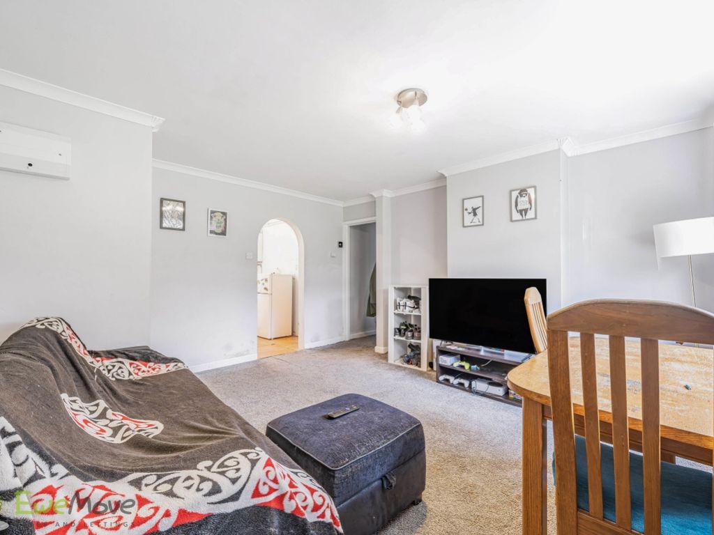 2 bed flat for sale in Strokins Road, Kingsclere, Newbury, Berkshire RG20, £165,000