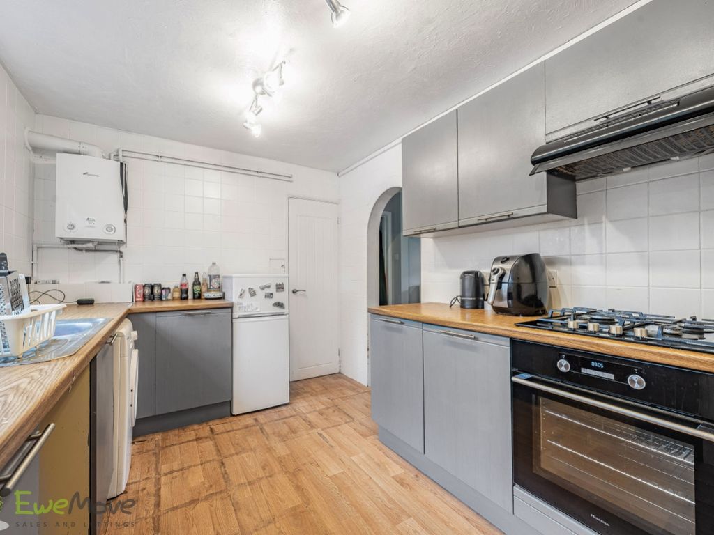 2 bed flat for sale in Strokins Road, Kingsclere, Newbury, Berkshire RG20, £165,000