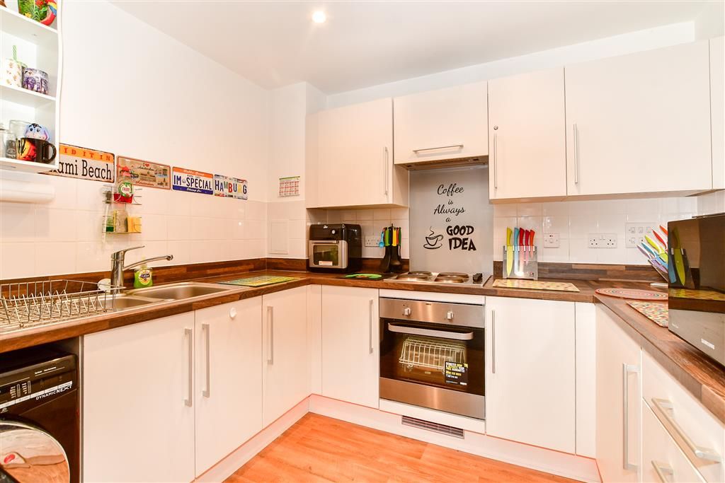 1 bed flat for sale in West Green Drive, West Green, Crawley, West Sussex RH11, £180,000