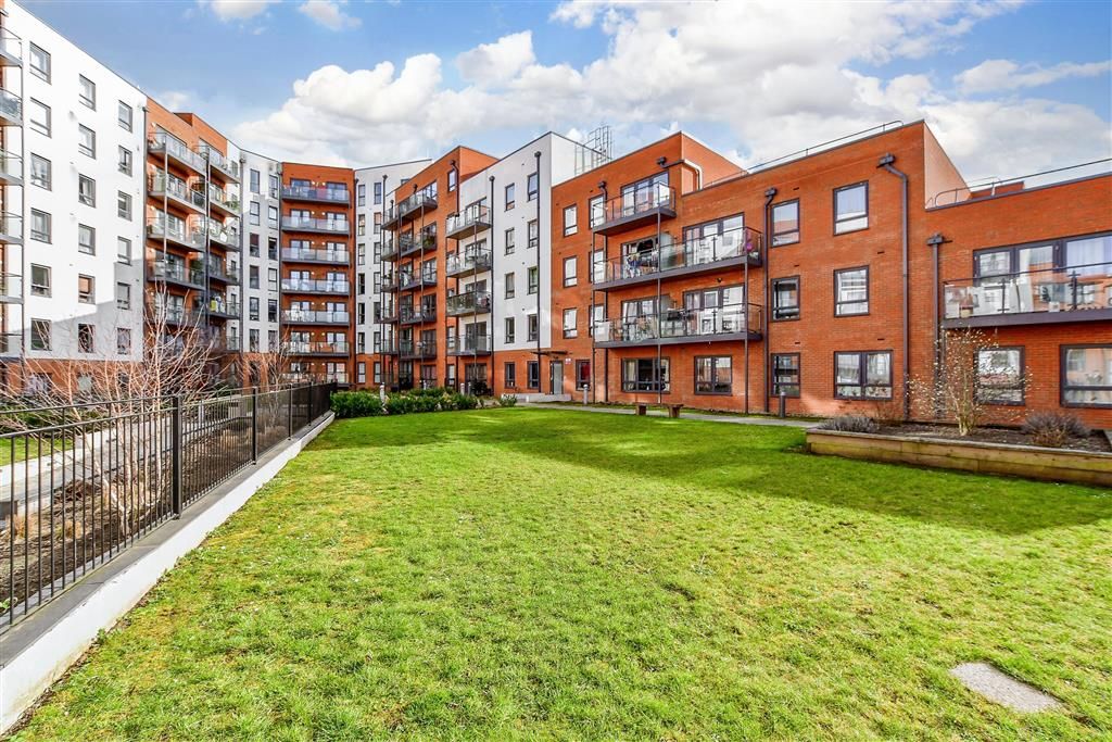 1 bed flat for sale in West Green Drive, West Green, Crawley, West Sussex RH11, £180,000