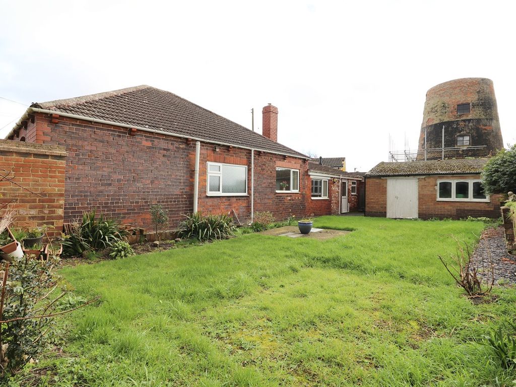 3 bed detached bungalow for sale in Ferry Road, Barrow Haven, Barrow-Upon-Humber DN19, £230,000