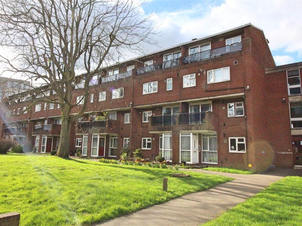 2 bed flat for sale in Shenley Road, Borehamwood WD6, £269,950