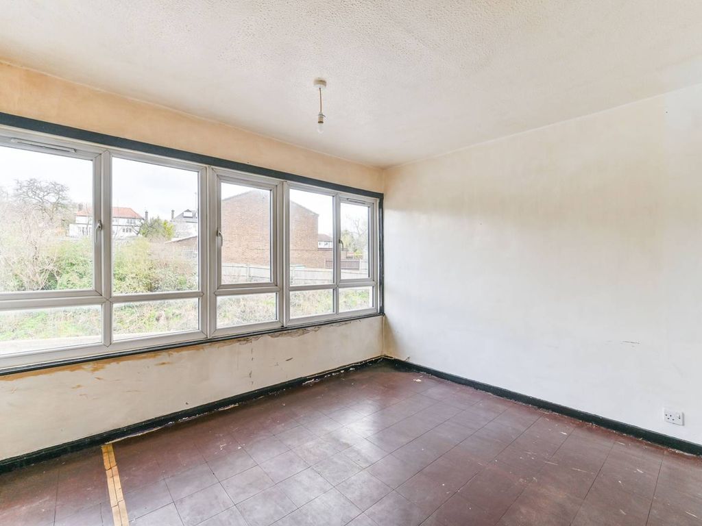 1 bed flat for sale in Cheshire Close, Mitcham CR4, £170,000