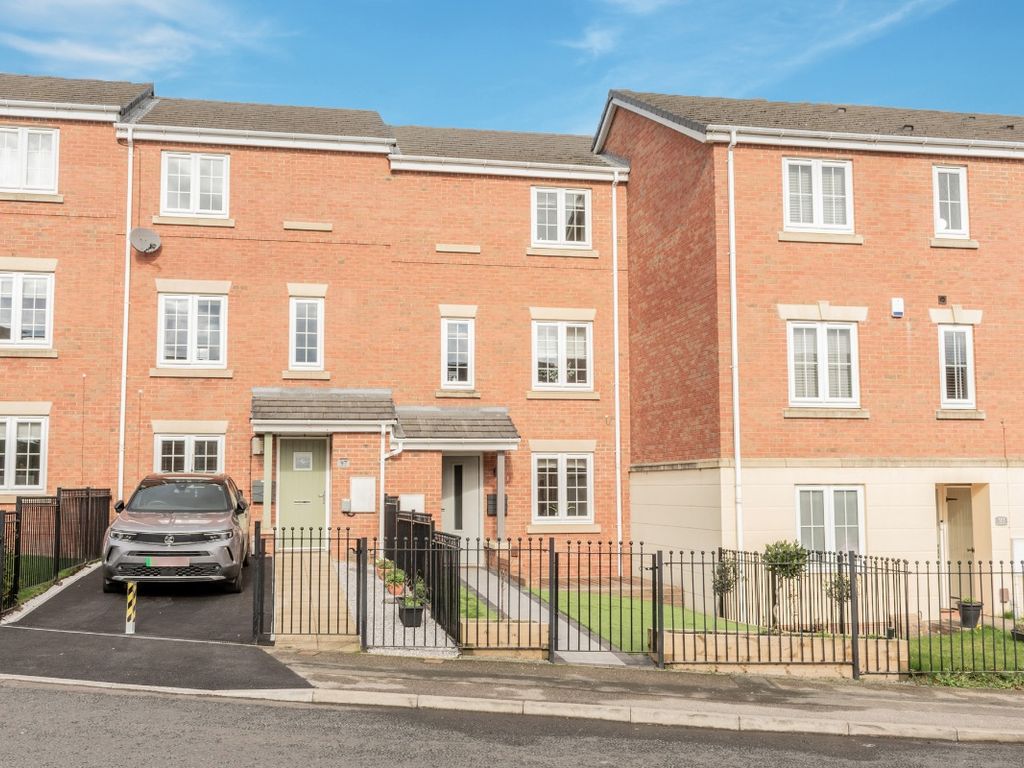 3 bed town house for sale in New Forest Way, Middleton, Leeds LS10, £250,000