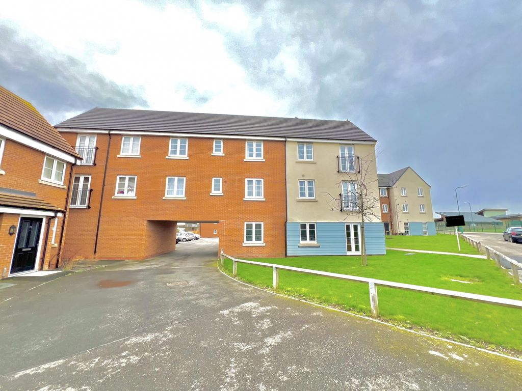 2 bed flat for sale in Constantine Drive, Stanground South PE2, £157,000