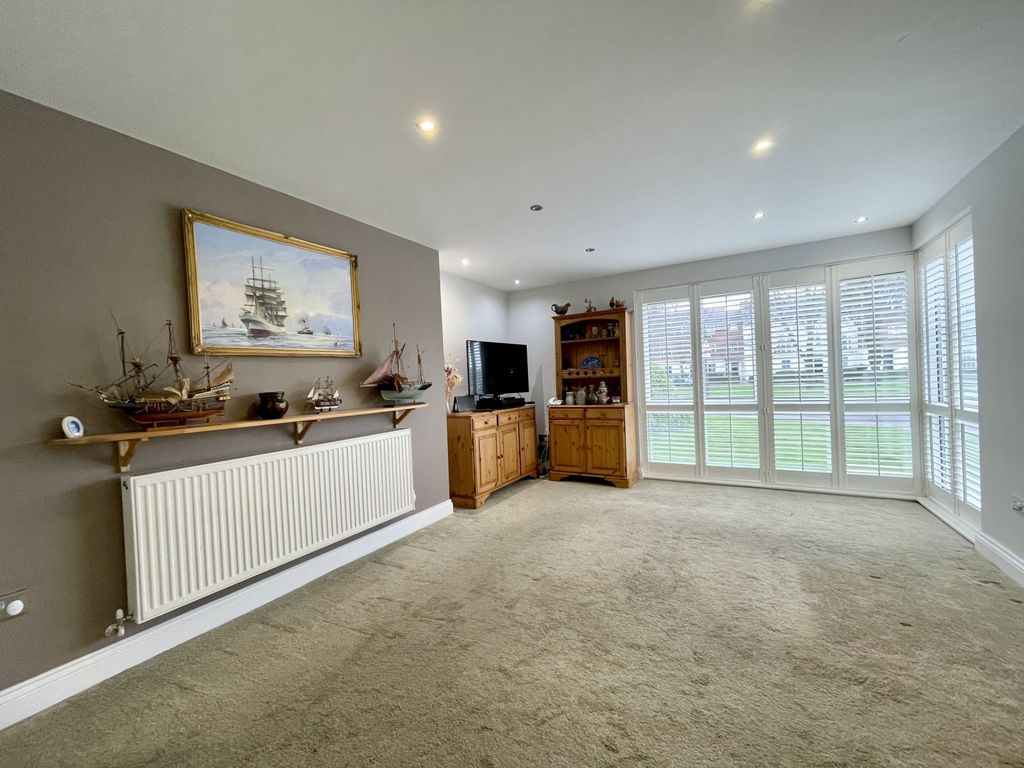 2 bed flat for sale in Thorpe Hall Avenue, Thorpe Bay, Essex SS1, £270,000
