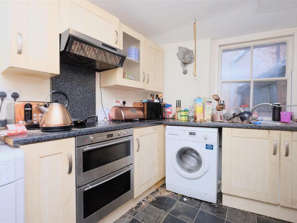 1 bed flat for sale in East Reach, Taunton TA1, £150,000