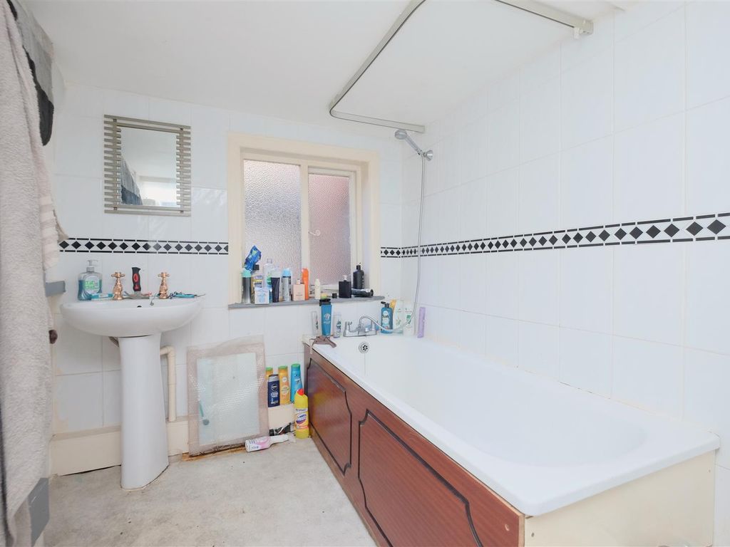 1 bed flat for sale in East Reach, Taunton TA1, £150,000