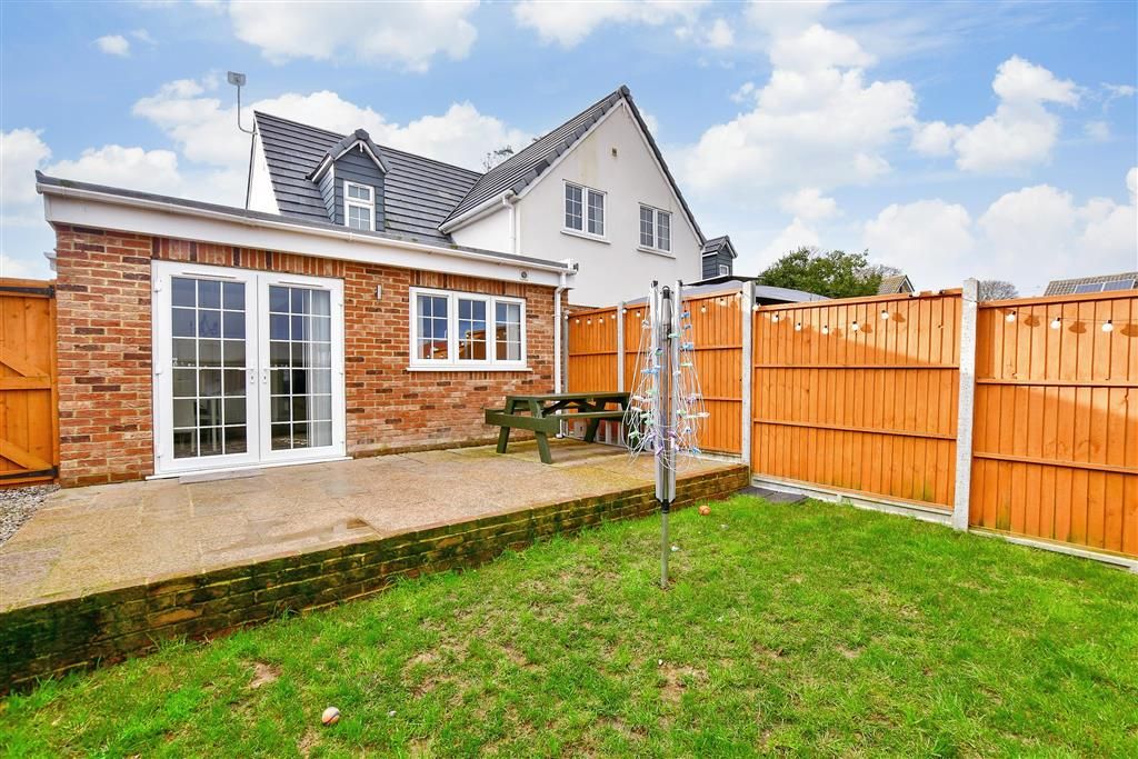 2 bed end terrace house for sale in The Avenue, Totland Bay, Isle Of Wight PO39, £182,000