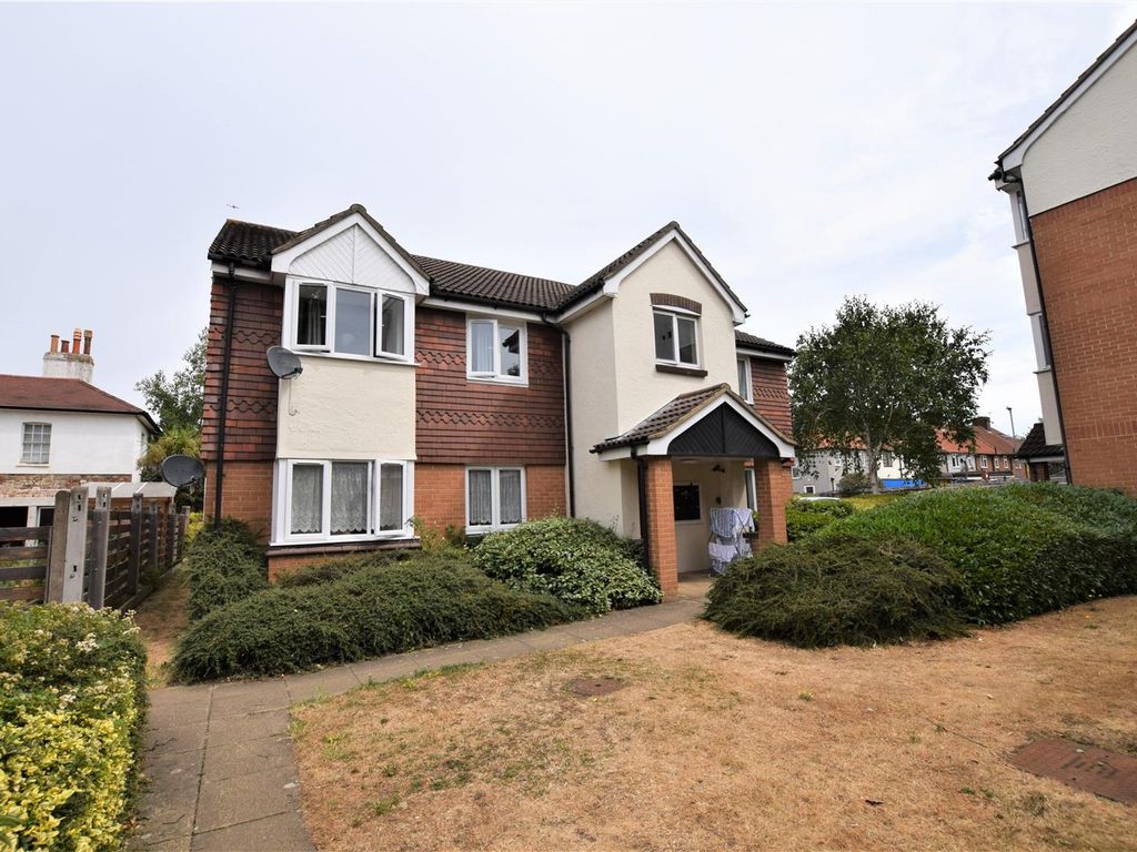 2 bed flat for sale in Sparks Close, Dagenham RM8, £275,000