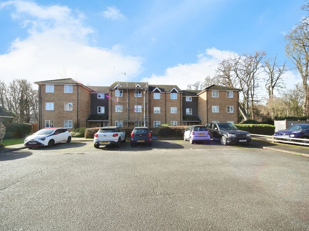 1 bed flat for sale in Tennyson Avenue, Houghton Regis, Dunstable LU5, £115,000