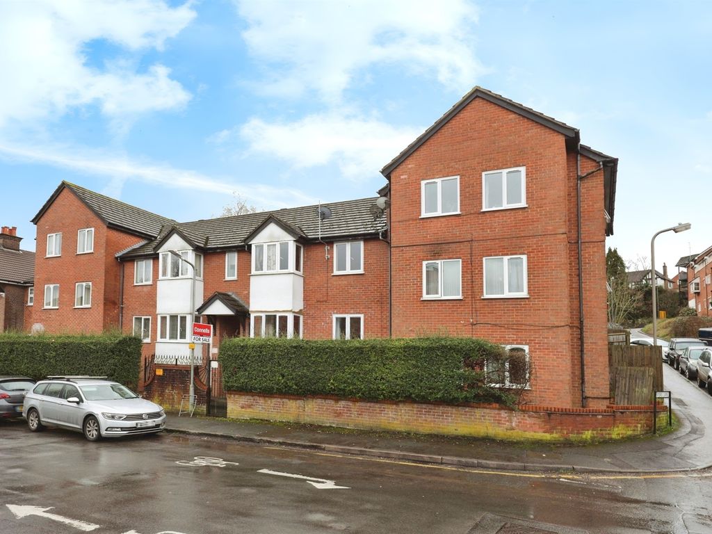 1 bed flat for sale in Abercromby Avenue, High Wycombe HP12, £140,000