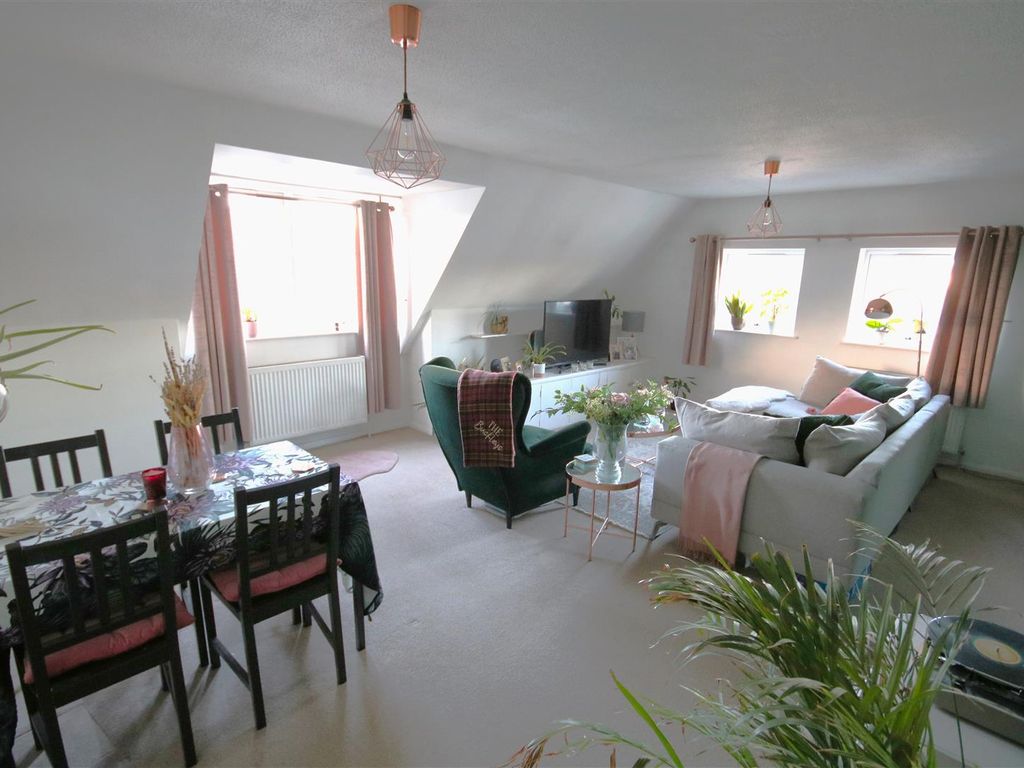 1 bed flat for sale in Manor House Lane, Datchet, Slough SL3, £235,000