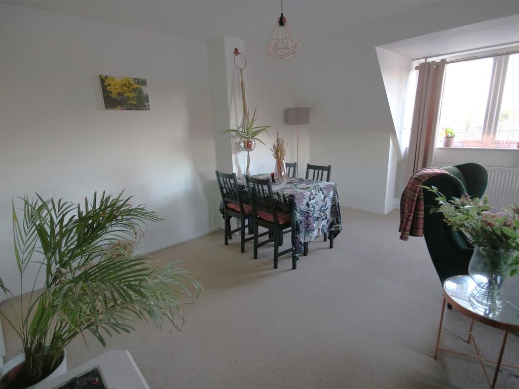 1 bed flat for sale in Manor House Lane, Datchet, Slough SL3, £235,000