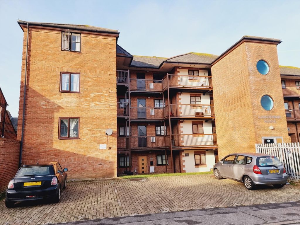 2 bed flat for sale in Inverness Road, Gosport PO12, £115,000