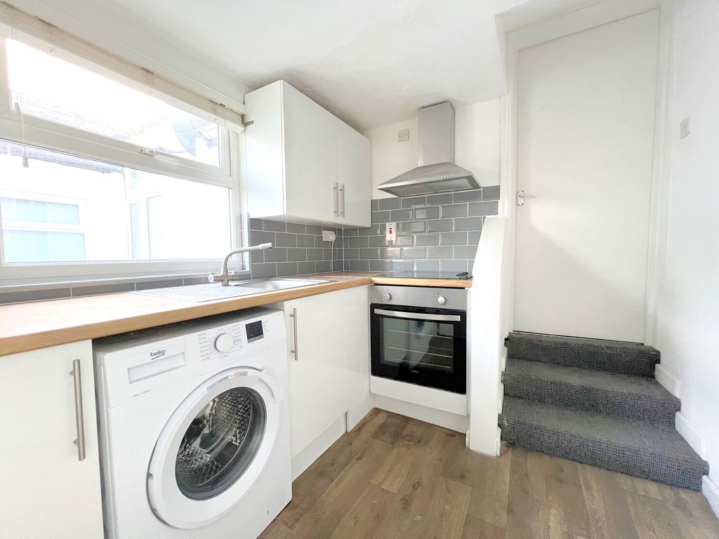 1 bed flat for sale in Fratton Road, Portsmouth, Hampshire PO1, £110,000