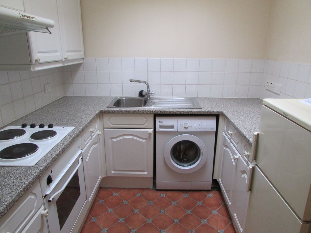 1 bed flat for sale in Kingston Road, Portsmouth PO2, £100,000