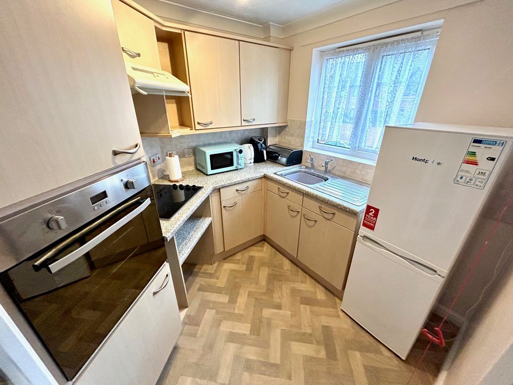 1 bed flat for sale in Oakley Road, Southampton SO16, £120,000