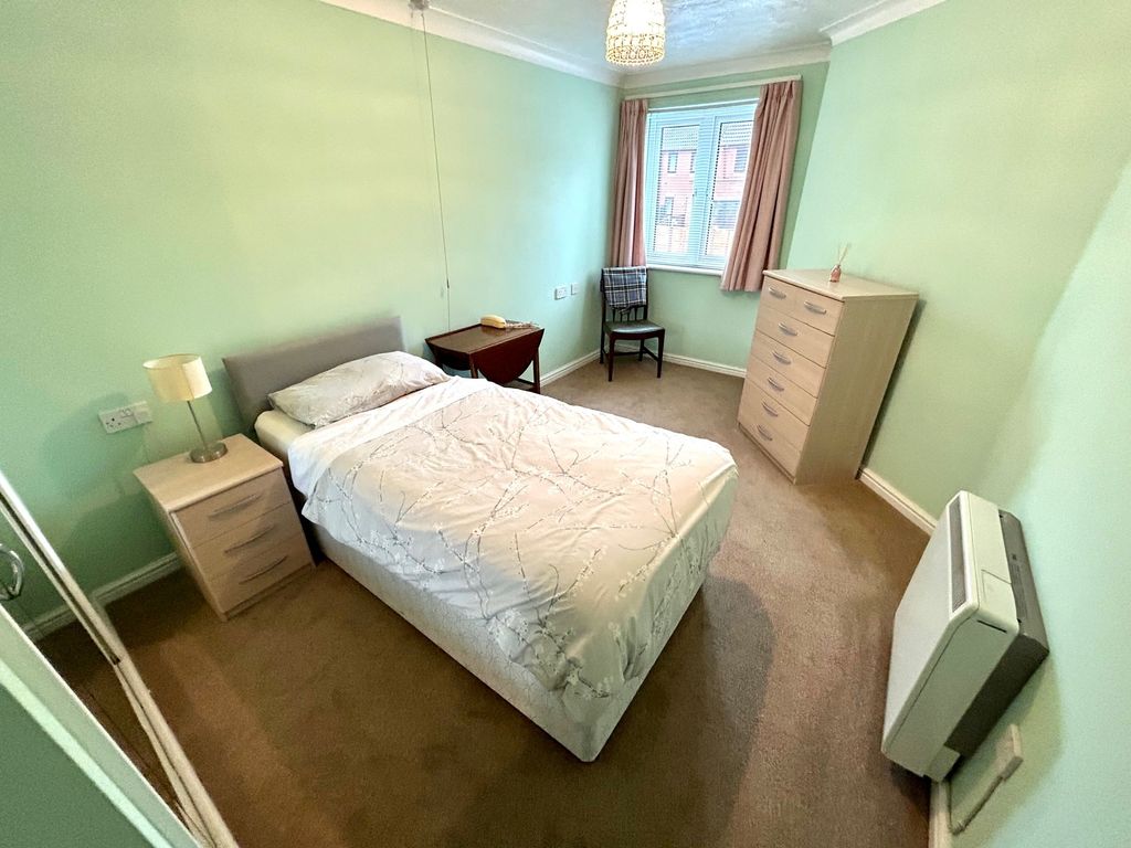 1 bed flat for sale in Oakley Road, Southampton SO16, £120,000