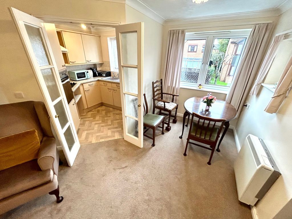 1 bed flat for sale in Oakley Road, Southampton SO16, £120,000