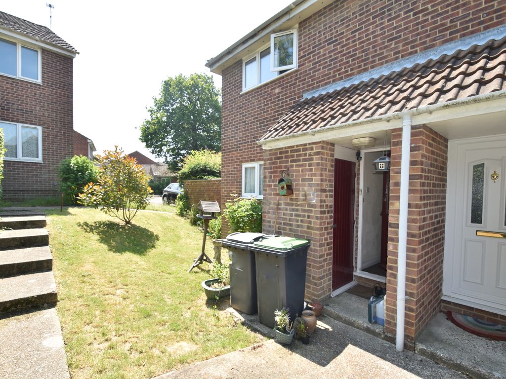 1 bed flat for sale in Spruce Avenue, Waterlooville PO7, £120,000