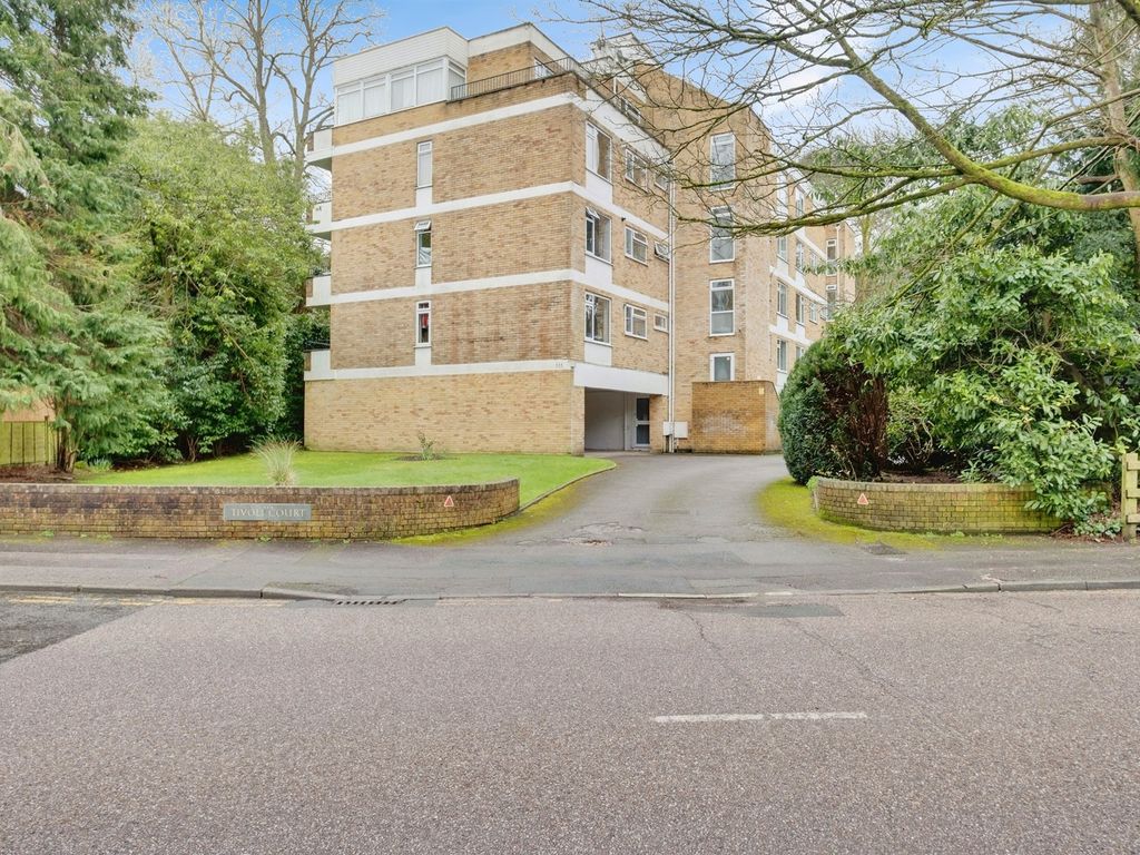 2 bed flat for sale in Surrey Road, Westbourne, Bournemouth BH4, £260,000