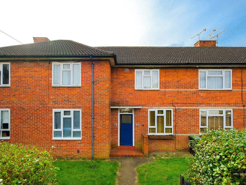 1 bed flat for sale in Chandler Road, Loughton IG10, £250,000