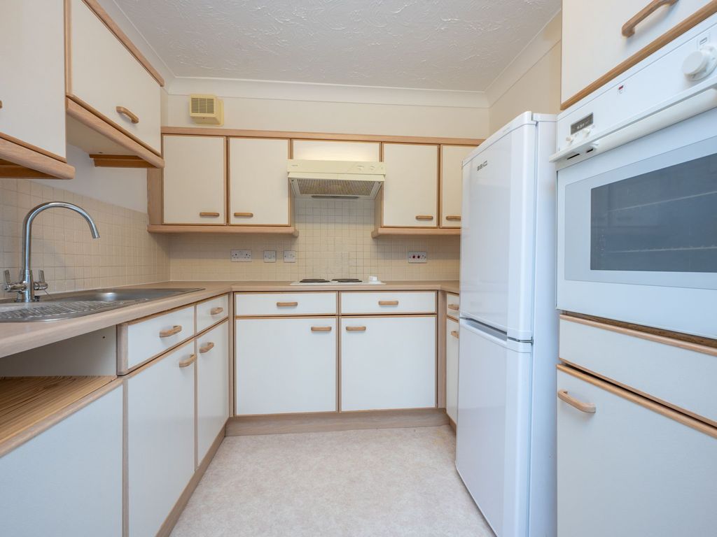 2 bed flat for sale in Warwick Road, Kenilworth CV8, £130,000