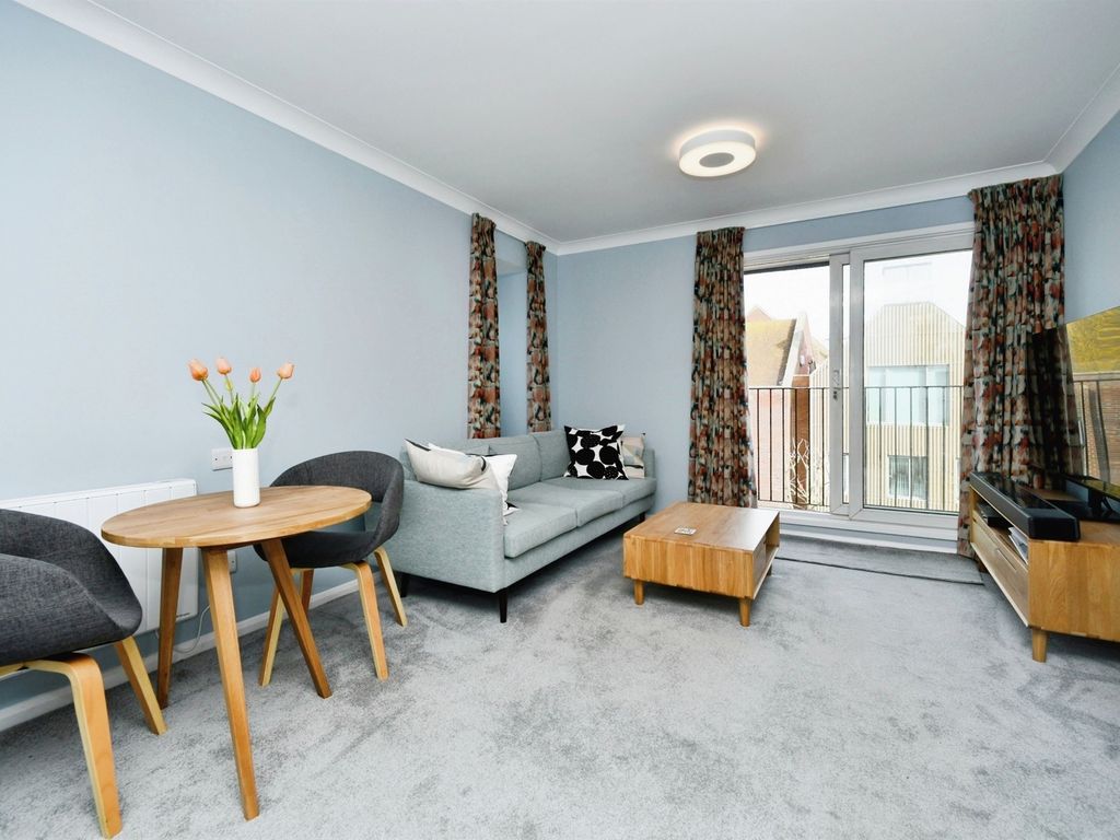 1 bed flat for sale in Eastern Road, Brighton BN2, £150,000