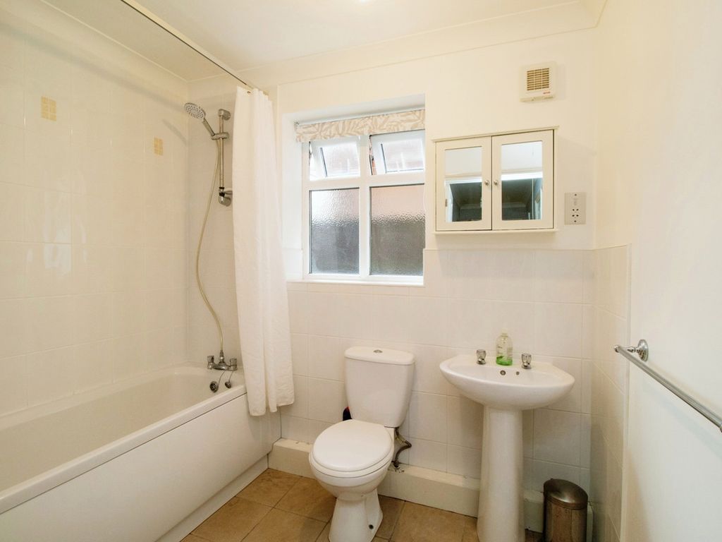 1 bed flat for sale in Ferry Road, Hockley SS5, £200,000